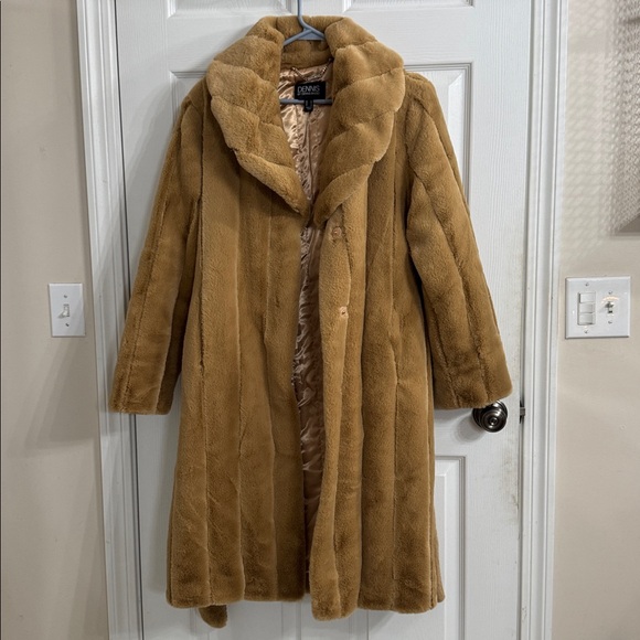 Dennis Basso Luxurious Jacket with belt . - Picture 5 of 5